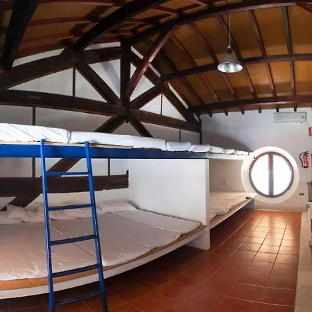 Hostel De *